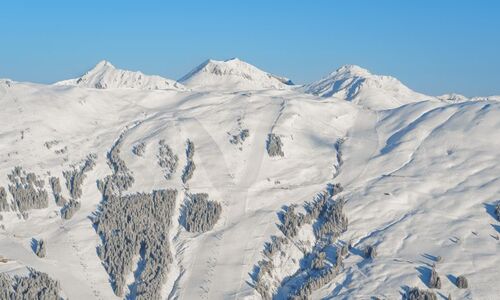 Blick auf schneebedeckte Berge auf Single Aktiv Reisen Skireise.