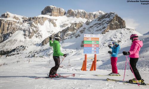 Eine Gruppe Skifahrer, die sich auf der Skipiste unterhalten