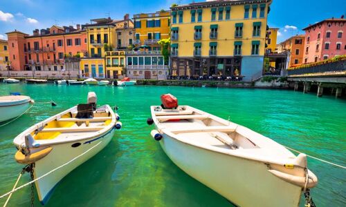 Gardasee Reise mit Single Aktiv Reisen: Boote vor bunten Häusern