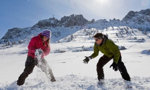 Zwei Menschen die eine Schneeballschlacht starten