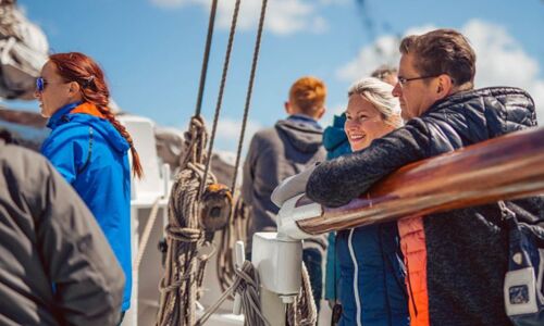 Menschen auf einem Segelboot