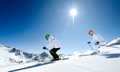 Skireise im Stubaital mit Single Aktiv Reisen, sonniger Tag, weiße Pisten.